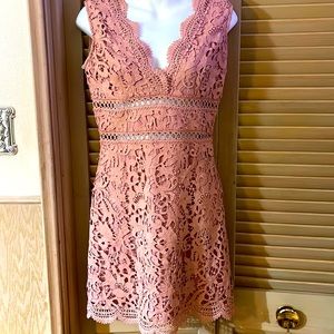 Beautiful 🤩 lace cocktail / evening party make statement dress